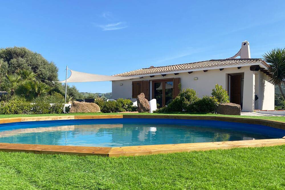 Villa Esclusiva con Piscina Privata e Vista Mare a Castelsardo in Lu Bagnu, Castelsardo