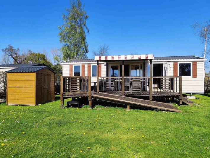 Location de vacances pour 8 personnes, avec terrasse ainsi que jardin et piscine à Saint-Symphorien-le-Valois