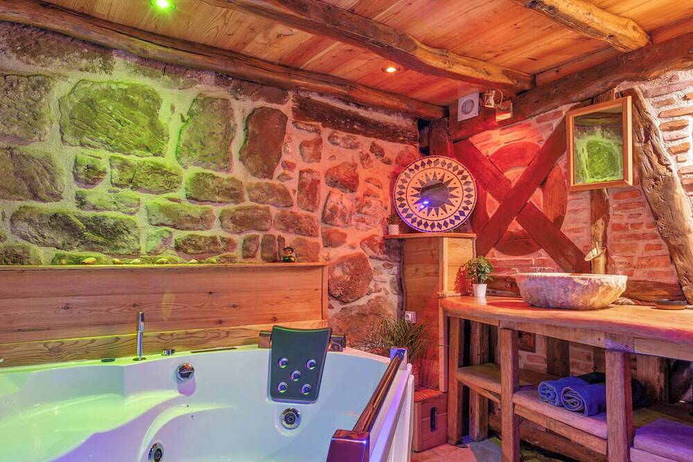 Entire apartment, Atypical accommodation in medieval center in Figeac, Massif Central