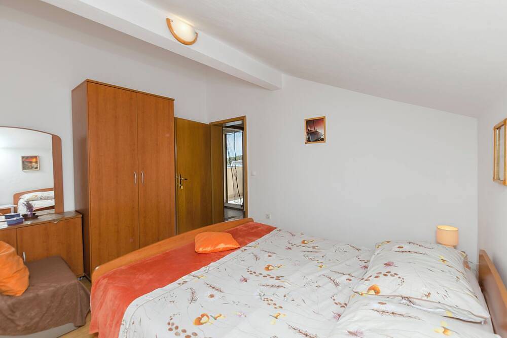 Ganze Wohnung, Ferienwohnung Mirni by the sea - Prvic Luka - Insel Prvic in Prvić Luka (Kroatische Adria), Prvić Luka