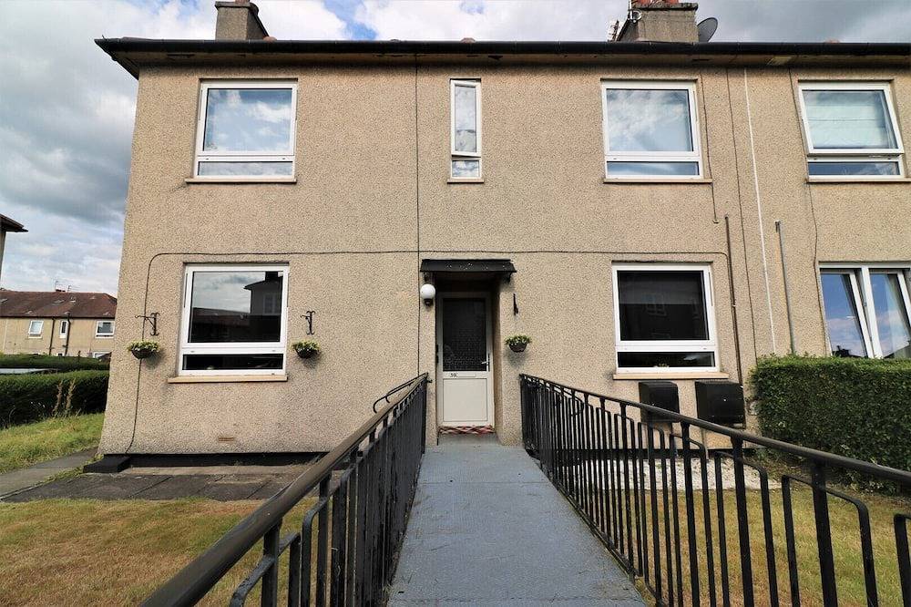 Stunning 2 Bedroom Maindoor Home With Front & Back Private Garden in West Dunbartonshire