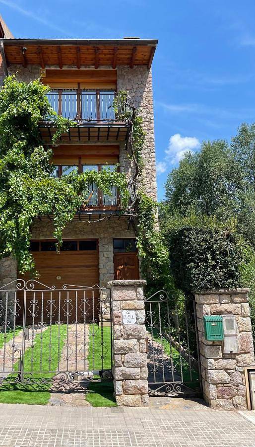 Location de vacances pour 9 personnes, avec Balcon et Terrasse ainsi que Jardin et Piscine à Bagà - 2
