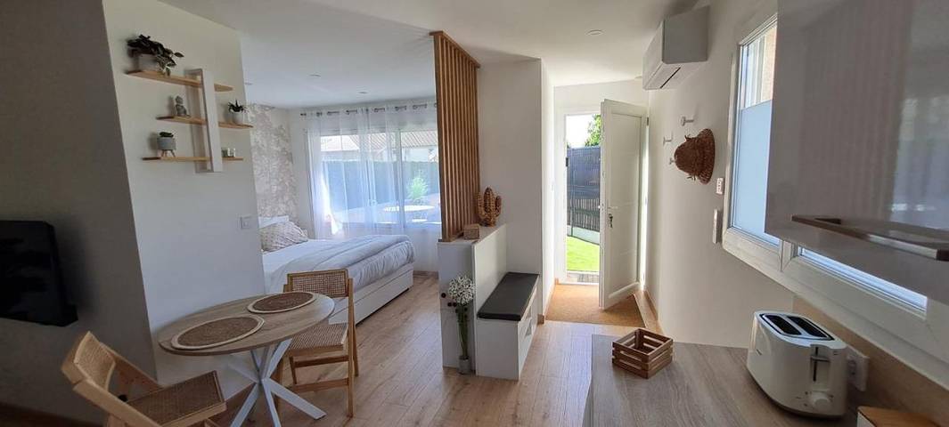 Gîte pour 2 personnes, avec jardin à Tossiat