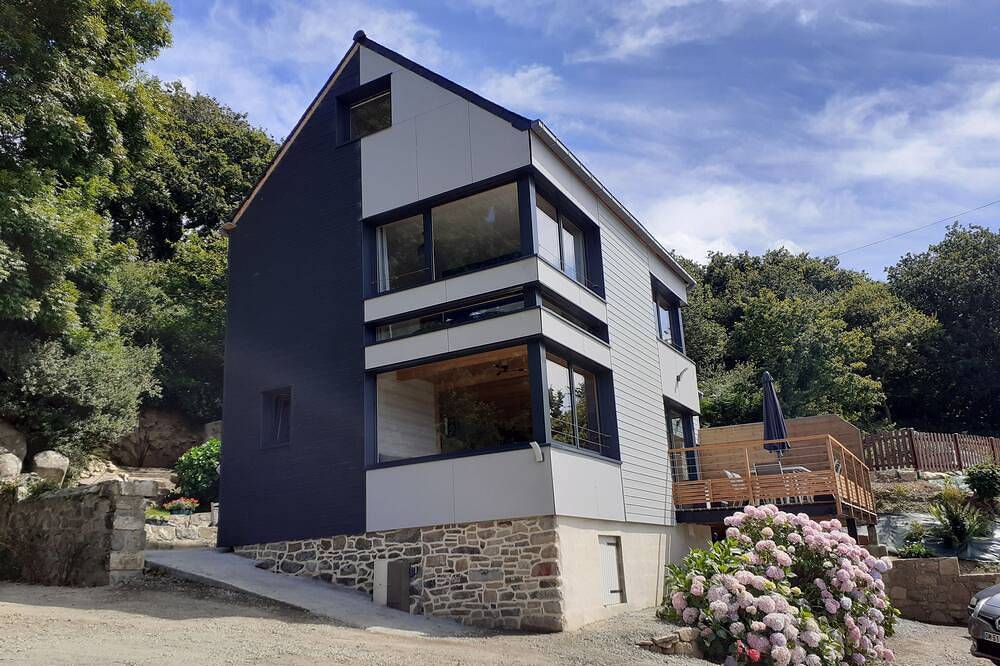 Bord de mer - maison d'architecte - gîte pour 6 personnes in Kerbors, Côte de Granit Rose