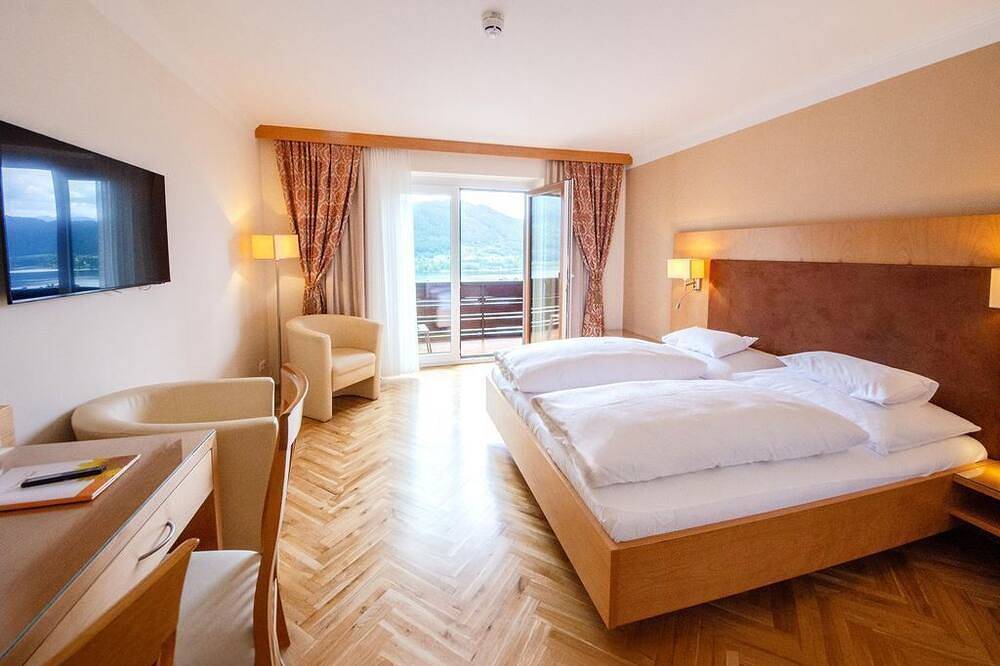 Doppelzimmer mit Ruhebett - Hotel Ossiacher See**** in Steindorf am Ossiacher See, Bezirk Feldkirchen