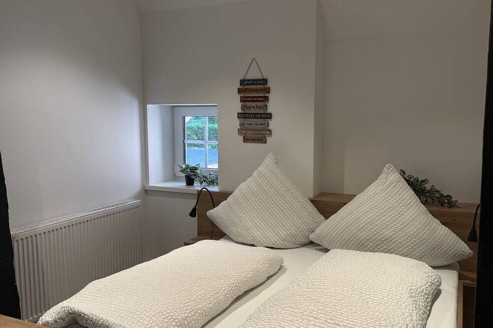 Ganze Wohnung, Großzügiges 3-Raum-Appartement für bis zu 3 Personen in Bad Zwischenahn. Das ca. 60 m² große, stilvoll eingerichtete 3-Raum-Appartement für bis zu 3 Personen befindet sich auf dem Klosterhof Aue, mitten im Herzen von Bad Zwischenahn. in Zwischenahner Meer, Bad Zwischenahn