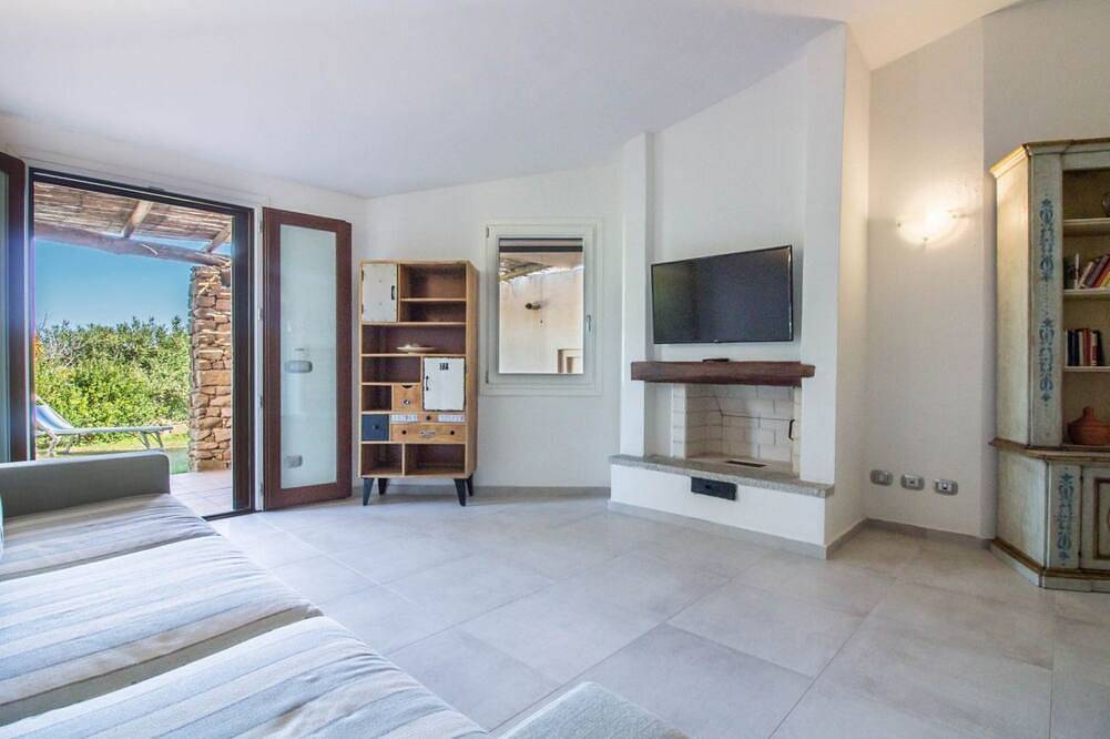 Entire apartment, A charming and spacious 85 square meters terraced house, perfect for four people, located on the ground floor of a condominium.The property is located in Porto Cervo, one of Sardinia's most charming towns, just 650 meters from the famous Piazza.The accom in Arzachena, Costa Smeralda