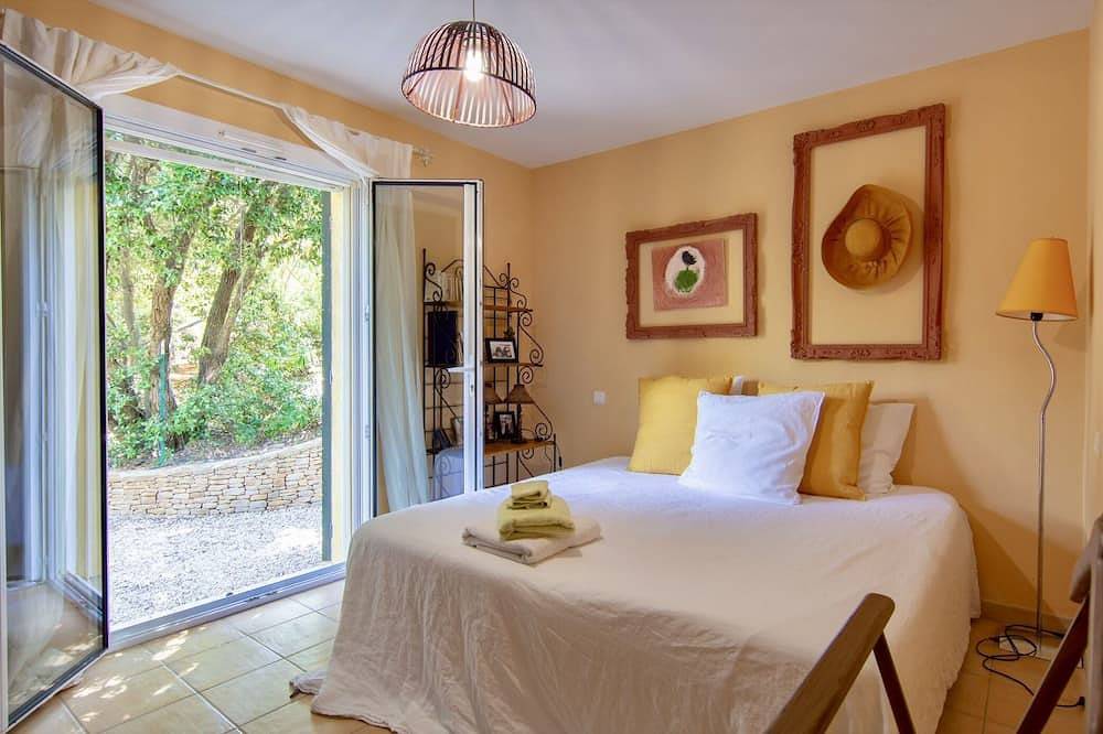 Loue Belle Villa Presquîle De Giens Vue Mer -5 Chambres -piscine À Débordement in La Madrague, Hyeres