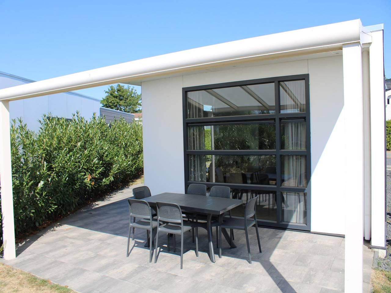 Modern chalet with a dishwasher, in a holiday park at a recreational lake in IJssel