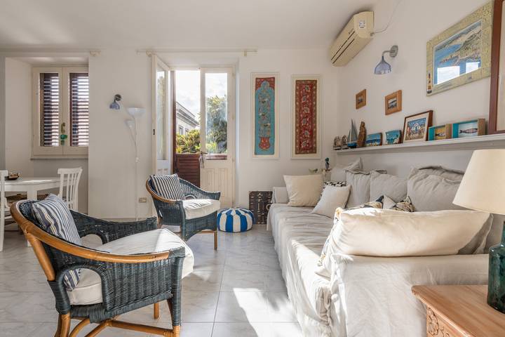 Appartamento intero, Alloggio vacanze 'L'Appartamento nel Corso' con Wi-Fi in Carloforte, Sulcis Iglesiente