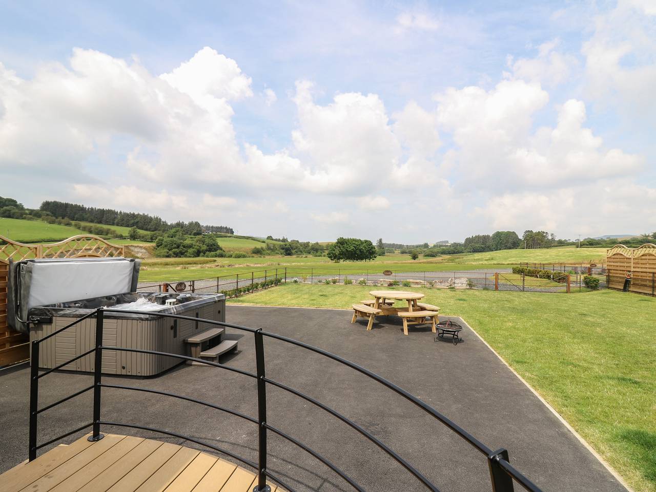 Lodge für 4 Personen mit Garten in Powys