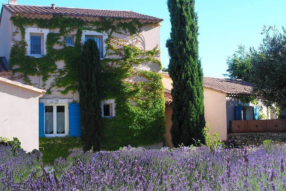 Chambre luxe twin climatisée Glycine-terrasse-Le clos des lavandes in Lacoste, Parc naturel régional du Luberon