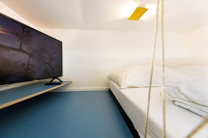 Appartamento intero, Bright, quiet apartment in the city with a sleeping loft and a small private courtyard in Colonia, Renania