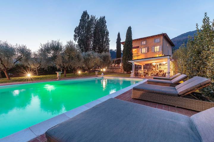 Villa for 20 people, with yard in Lucca