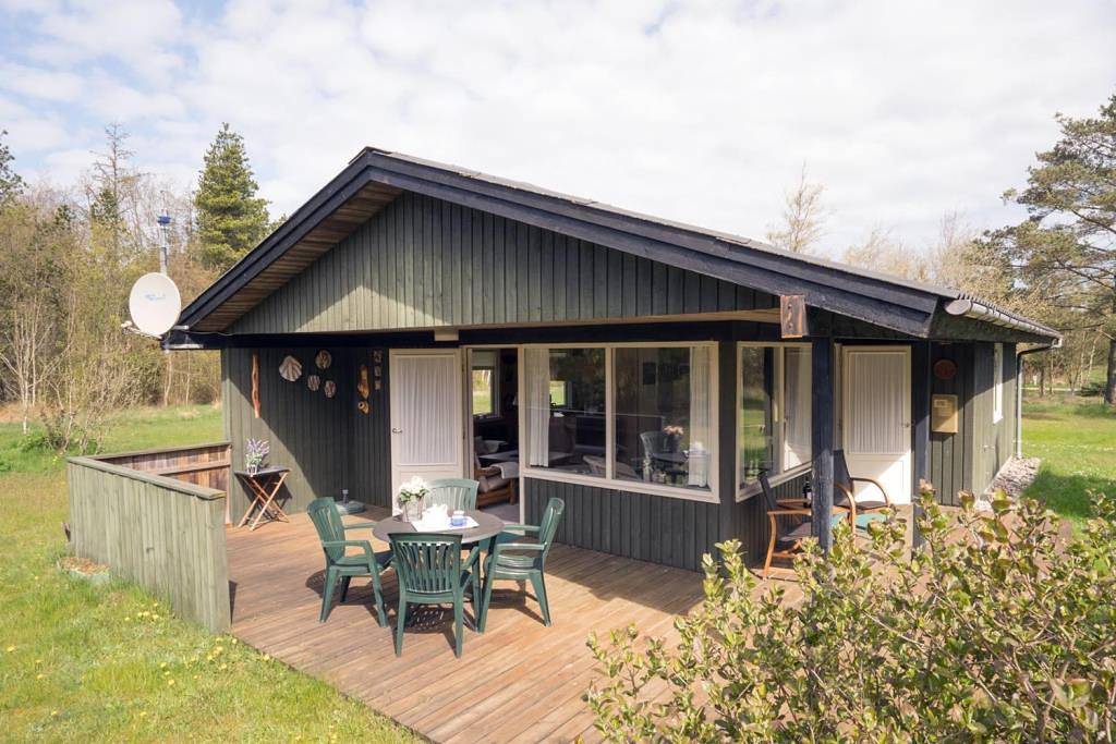 Gemütliches Ferienhaus mit Holzcharme, überdachter Terrasse und Platz für die ganze Familie in Houstrup, Varde