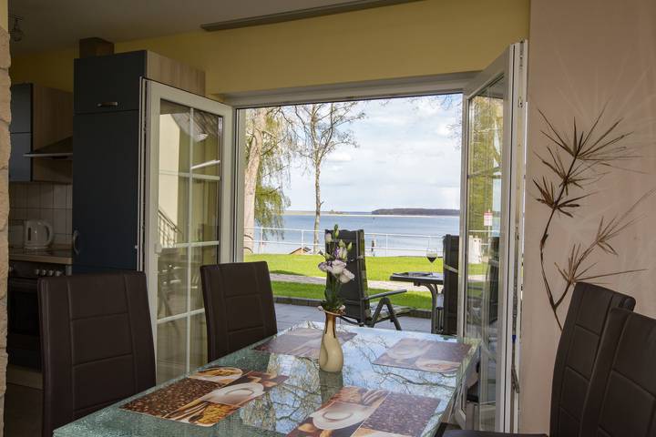 Ferienwohnung für 4 Personen, mit Seeblick und Terrasse sowie Garten an der Müritz