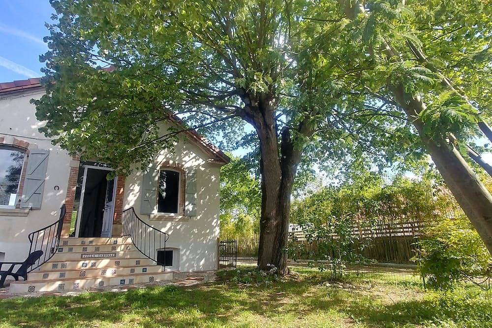 Villa Garona with pool between Toulouse and Pyrenees mountains in Cazères, Alto Garona