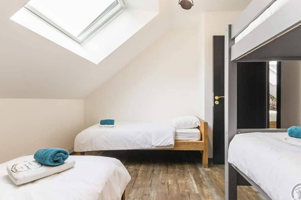 Apartamento entero, Apartamento con terraza, cocina equipada y juegos, a 38 km del Mont-Saint-Michel. in Parigny, Avranches region