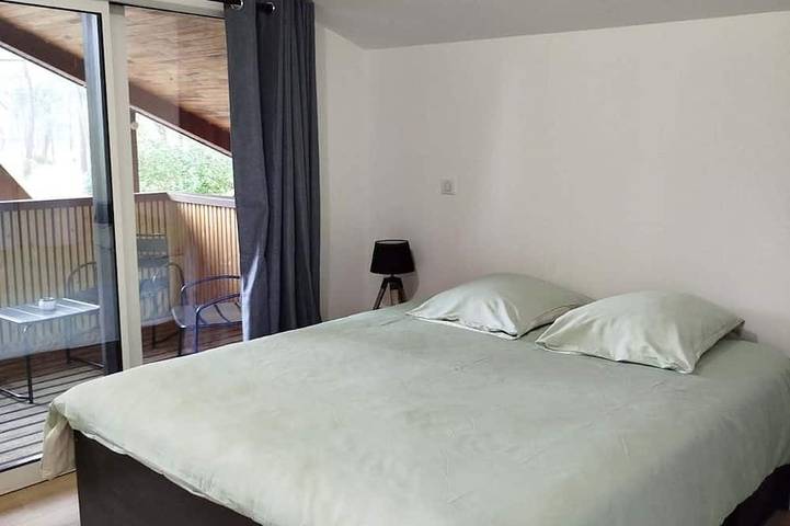 Entire apartment, Apartment with a view of the tree canopy, 50 meters from the lake - Hourtin Harbor in Hourtin, Médoc Regional Natural Park