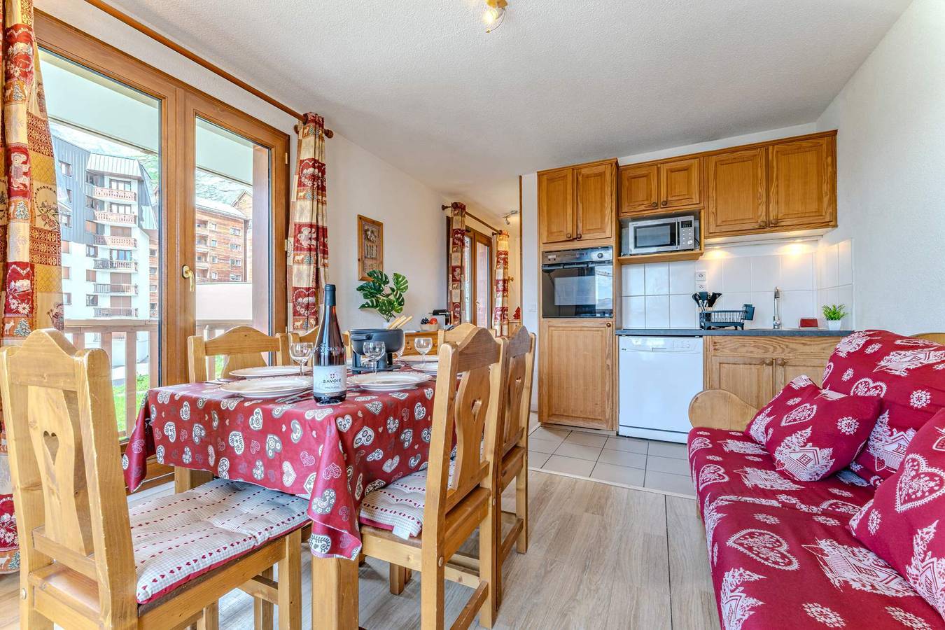 Entire apartment, Spacious Apt w/ Ski-In & Parking in Val Thorens, Les Trois Vallées