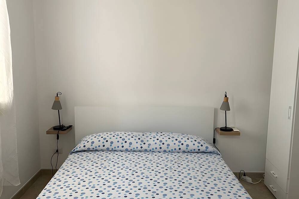 Entire apartment, Room 'L'Angolo- Camera 3' with Shared Terrace, Wi-Fi and Air Conditioning in Porto Torres, Sassari Province