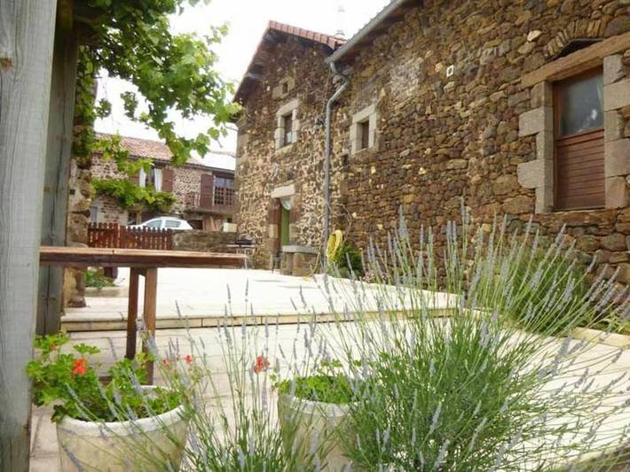 Gîte pour 9 personnes, avec terrasse et jardin dans Saint-Julien-des-Chazes