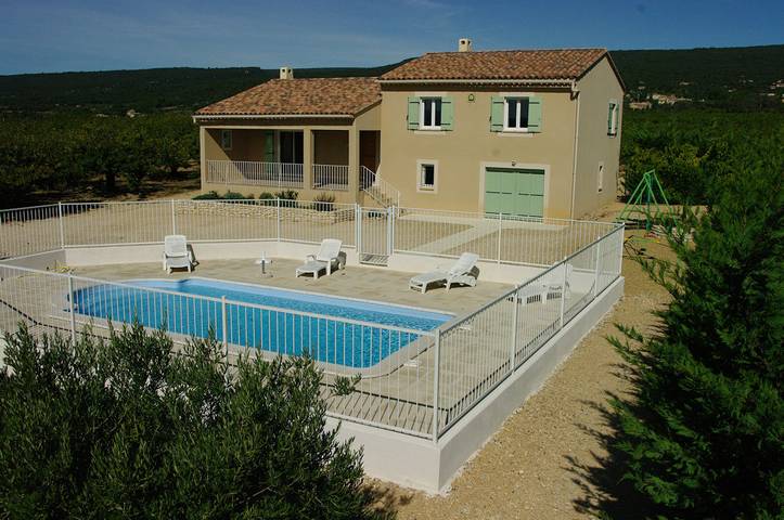 Gîte pour 6 personnes, avec terrasse ainsi que jardin et piscine à Saint-Saturnin-lès-Apt - 2