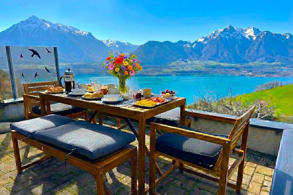 Concierge, Lake Thun/Alps Scenic Views by Swisshut in Sigriswil, Meer van Thun