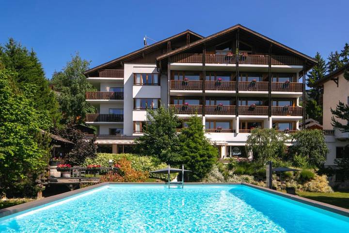 Hôtel pour 3 personnes, avec jardin ainsi que piscine et vue à Crans-Montana