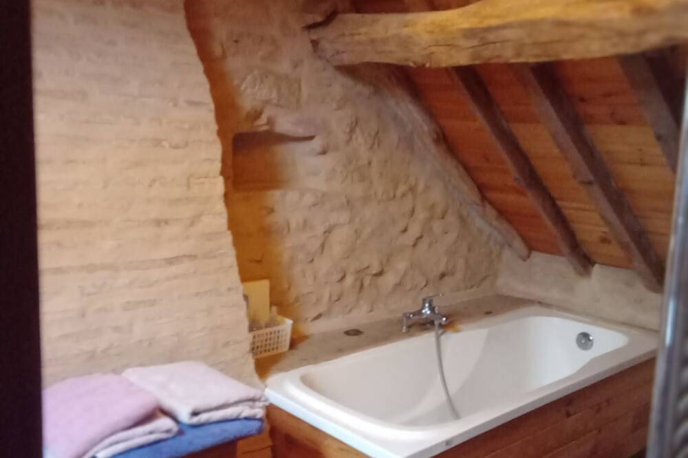3 guest rooms in a charming dwelling in the bocage bourdonnais in Lurcy-Lévis, Allier