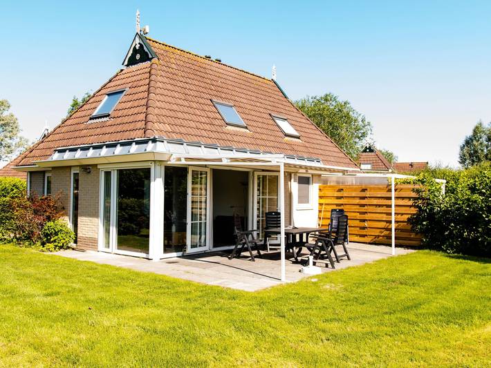 Ferienhaus für 4 Personen, mit Terrasse und Garten sowie Pool und Sauna