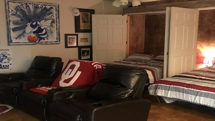 Vacation house for 20 people, with hot tub and yard, with pets in Oklahoma