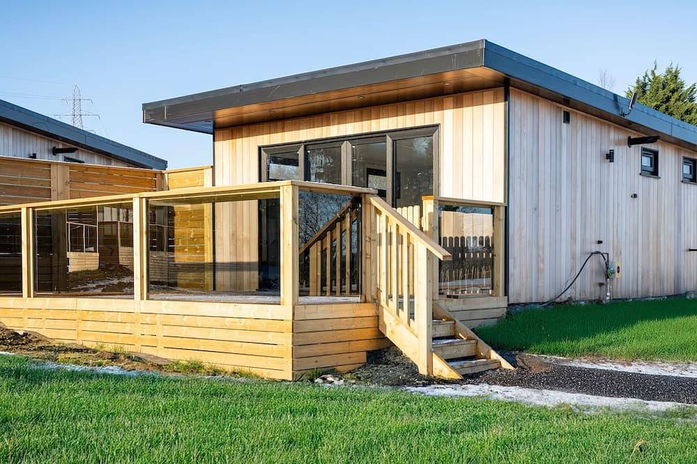 Lovebird Lodge, pet friendly, with hot tub in Yarm in Yarm, Stockton-on-Tees