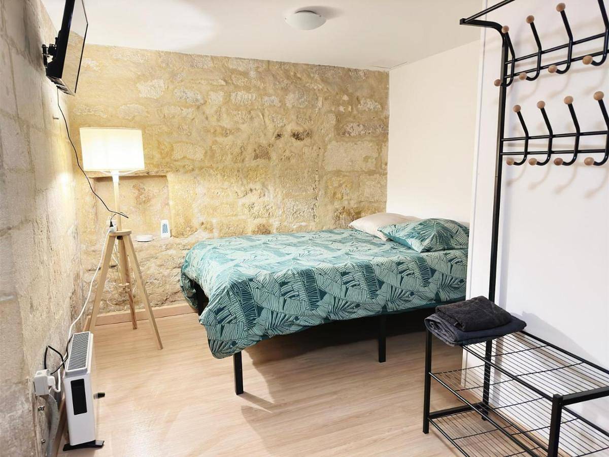 Appartement entier, One-Bedroom Apartment in Beaucaire, Région de Nîmes