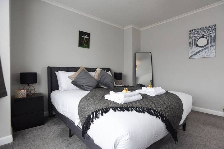 Spacious Portchester Home with Garden & Parking in Fareham, Hampshire