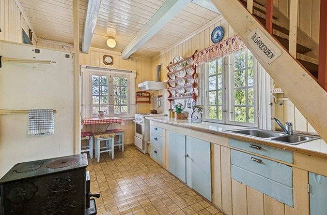 Historisk stuga vid skogen i Årnes in Nes (Akershus)