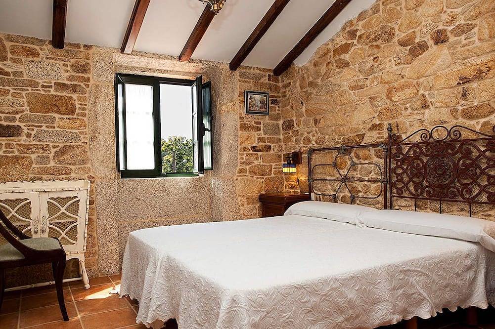 Stone House With Porch And Terrace in Laxe, Costa da Morte