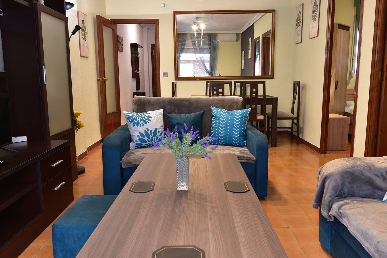 Entire apartment, Holiday Apartment "Gregorio" with Sea View, Balcony & Wi-Fi in Torrevieja, Costa Blanca
