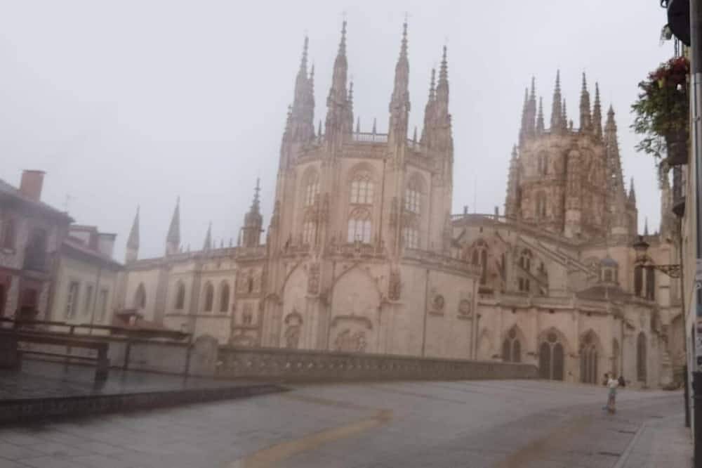 Entire apartment, Disfruta junto la catedral con aparcamiento in Burgos, Burgos Province