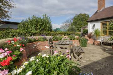 Log Cabin for 2 People in Salwarpe, Worcestershire, Photo 1