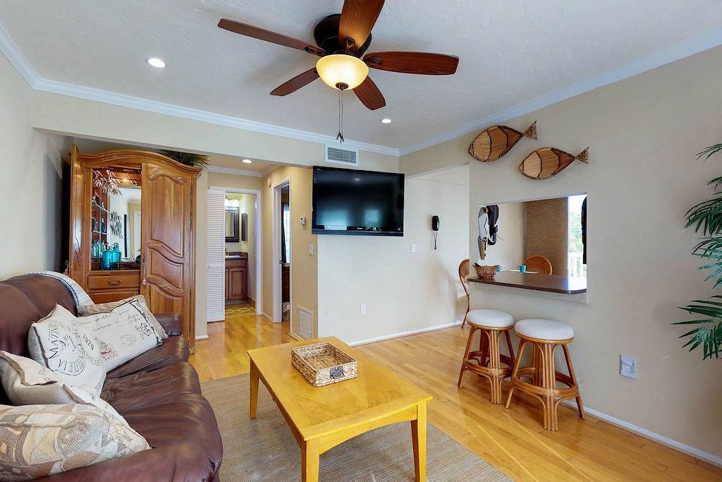 Ganze Wohnung, Waterfront, hundefreundliche Wohnung w / voll ausgestattete Küche, möblierter Balkon und Blick auf den Golf in Coquina Beach, Bradenton Beach