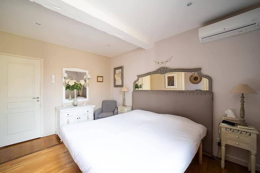 Maison en pierre, jardin&bassin in Saleilles, Côte d'Améthyste