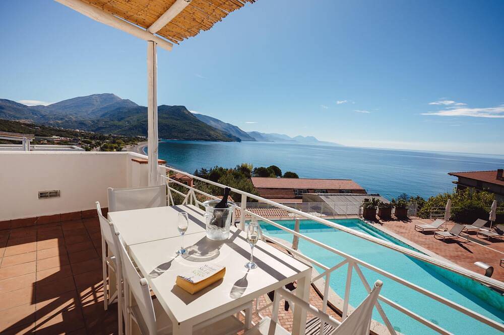 Appartamento intero, Petrosa Spazioso Appartamento vista mare con piscina e spiaggia privata in Vibonati, Cilento