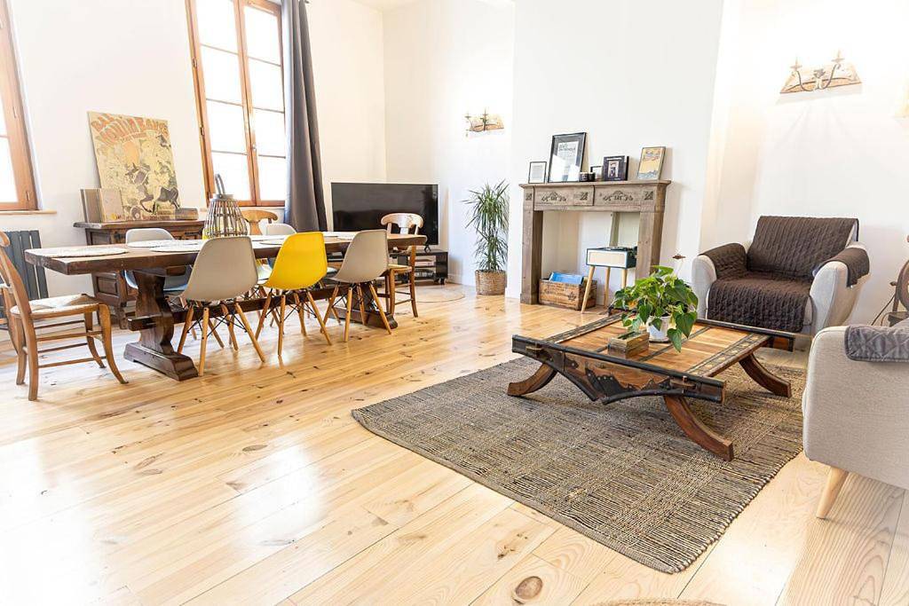 Apartamento entero, Five-Bedroom House in Foix, Ariège