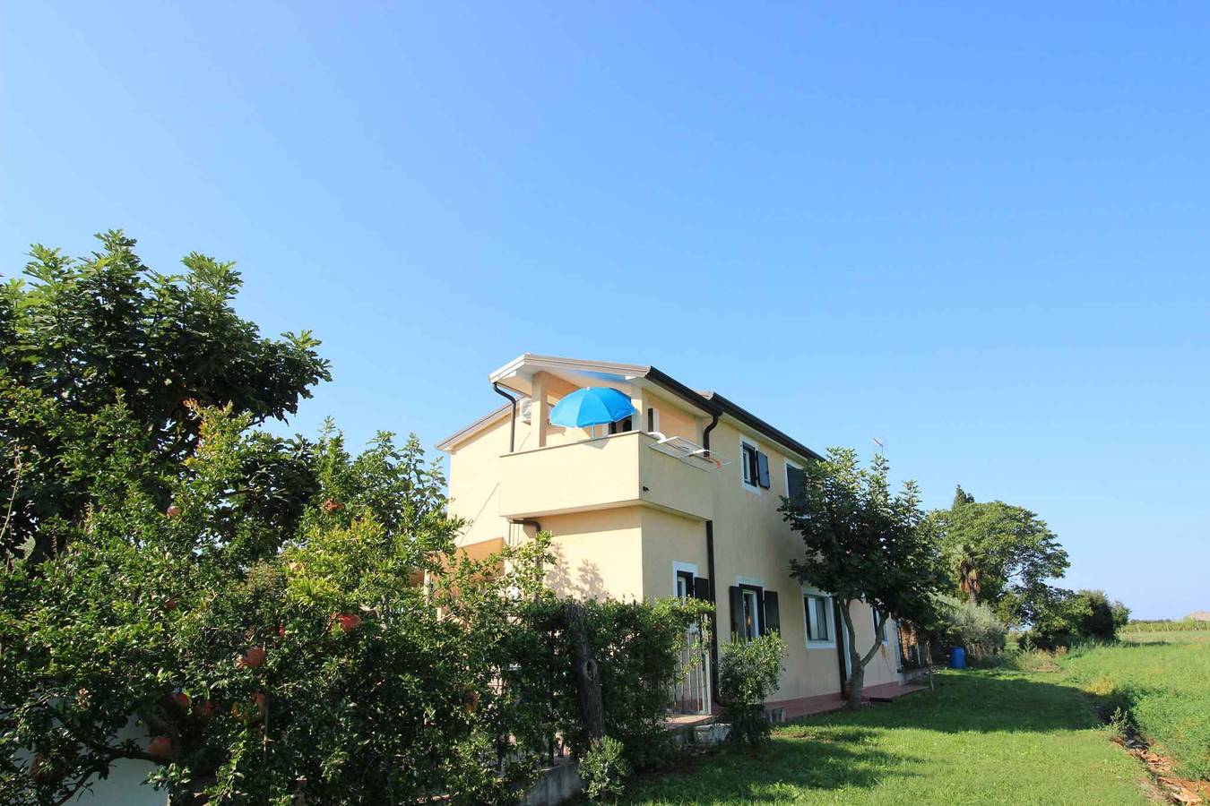 Geheel vakantieappartement, Vakantiewoning op een groene en rustige locatie  in Novigrad, Mareda
