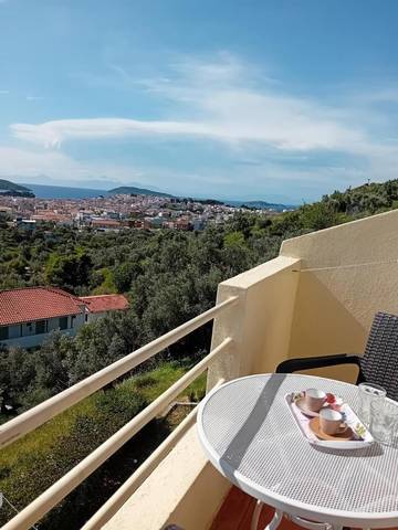 Gîte pour 2 personnes, avec vue et jardin, adapté aux familles dans Skiathos