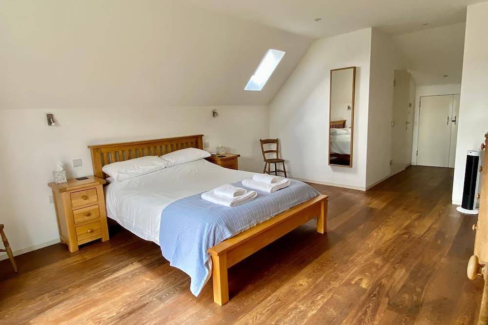 Gylly Beach Falmouth Sleeps 2 with parking and only 2 minutes walk to the beach in Falmouth (Cornwall), South West England