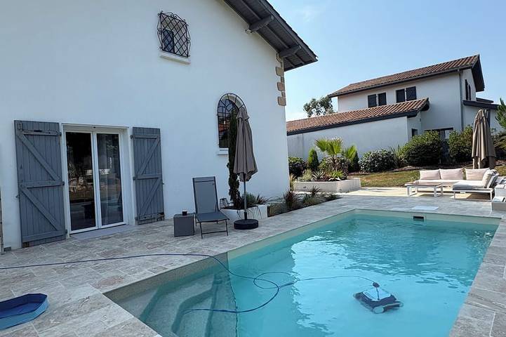 Location de vacances pour 13 personnes, avec jardin, animaux acceptés à Bassussarry