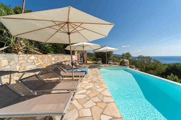 Ferienwohnung für 3 Personen, mit Meerblick und Garten sowie Pool in Lacona