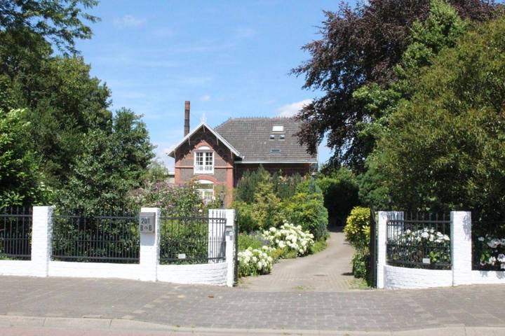 B&b voor 3 personen, with Terras and Tuin as well as Zwembad in Limburg